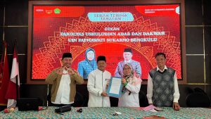 Read more about the article Suasana Khidmat Serah Terima Jabatan Dekan FUAD UIN FAS Bengkulu, Dr. Aan Supian Pimpin Prof. Dr. Suryani