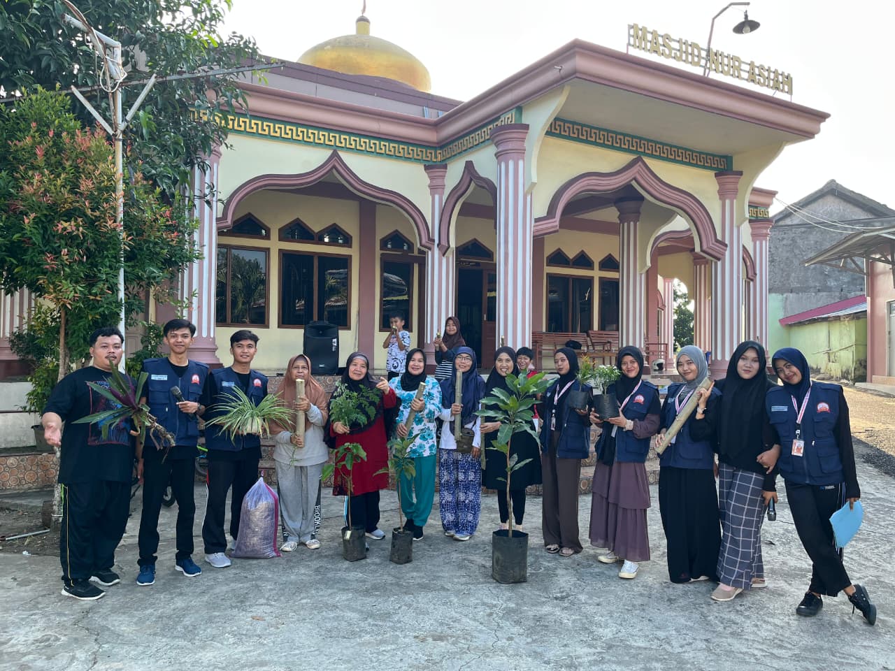 Read more about the article Peringati Hari Lingkungan Hidup Sedunia, Mahasiswa KKN MBKM FUAD Gelar Aksi “Satu Tanaman, Satu Harapan”