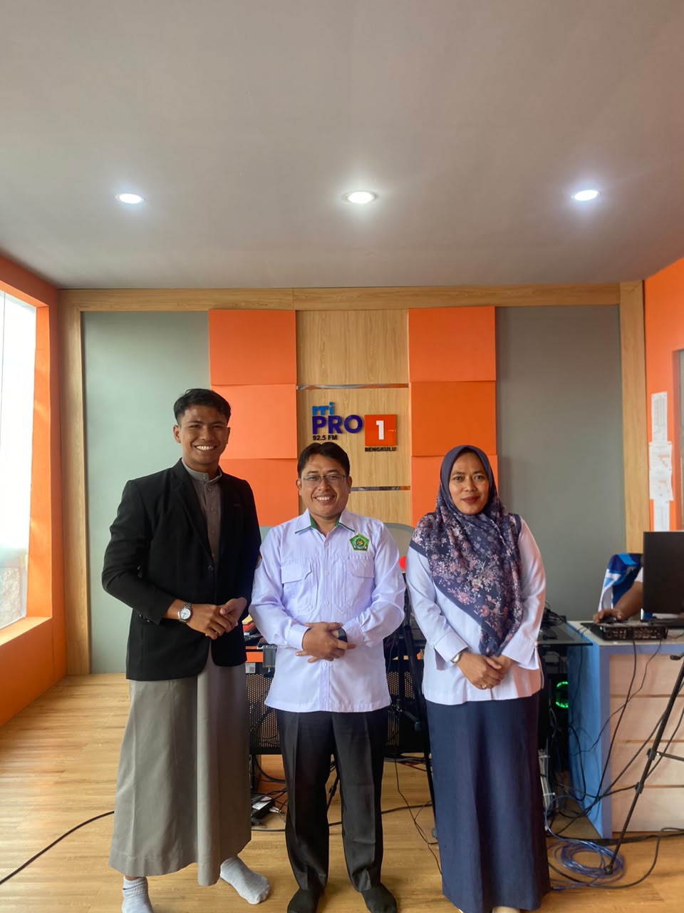 You are currently viewing Wadek III dan Alumni FUAD UIN Fatmawati Sukarno Bengkulu Jadi Narasumber RRI, Tekankan Keteladanan Rasulullah SAW di Era Gen Z