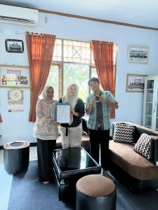 Read more about the article Alumni Manajemen Dakwah Serahkan Hibah, Diterima Kaprodi MD