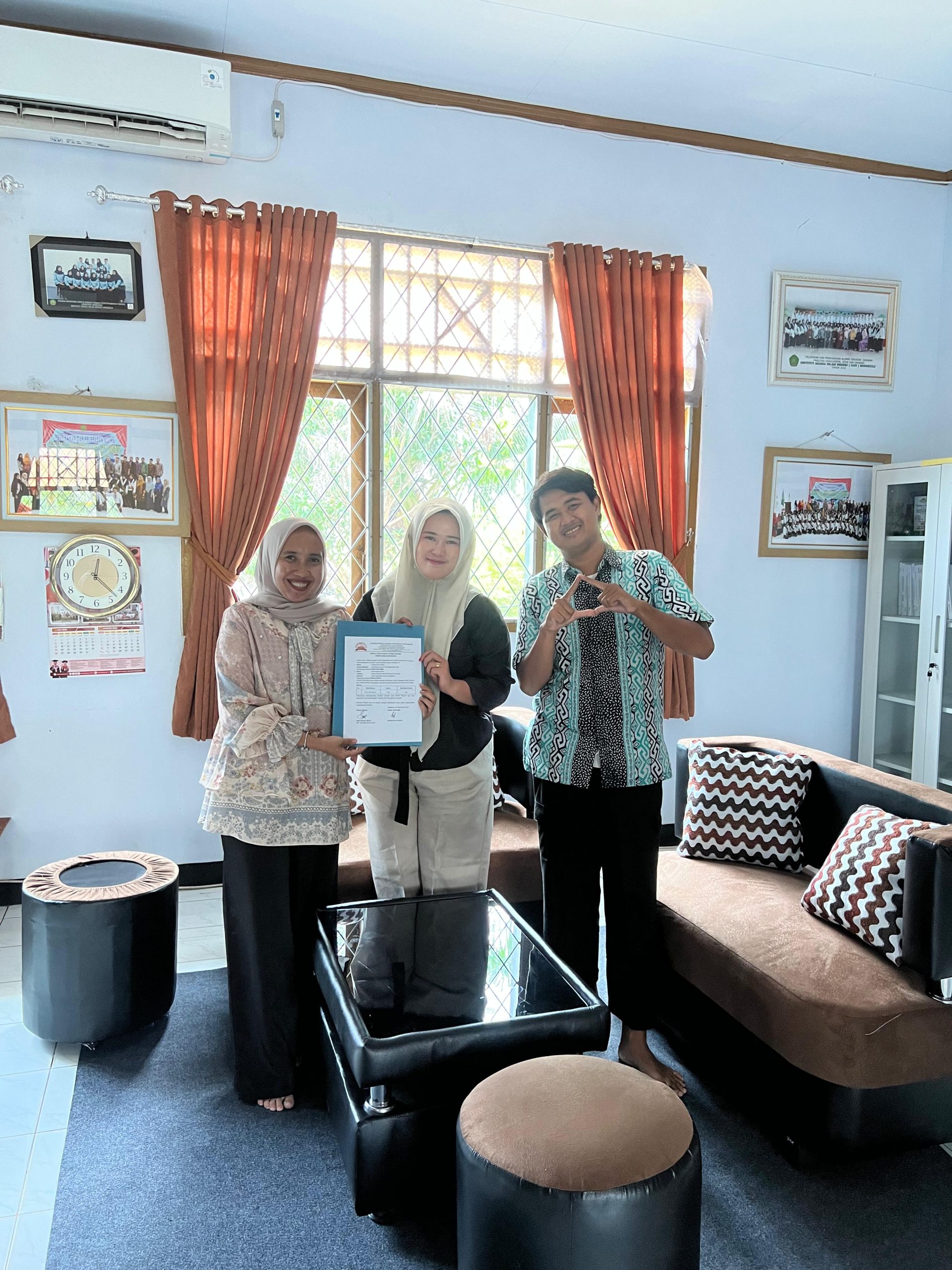 Read more about the article Alumni Manajemen Dakwah Serahkan Hibah, Diterima Kaprodi MD