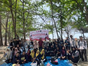 Read more about the article Ta’aruf Mahasiswa Baru IH dan AFI FUAD UIN FAS Bengkulu Diisi Aksi Peduli Lingkungan di Pantai Panjang